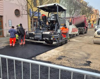 V Havlíčkově ulici se už pokládá asfalt, pak přijde na řadu finální dlažba
